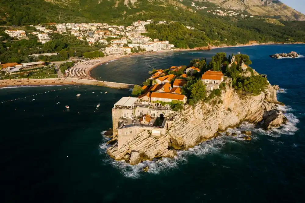 Ponovo blokiran prilaz plaži kod Svetog Stefana: Adriatic properties „poperio“ kombi na put