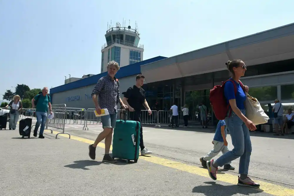 Rast uprkos manjem broju letova: Aerodrom Tivat za šest mjeseci zabilježio promet od 443.752 putnika