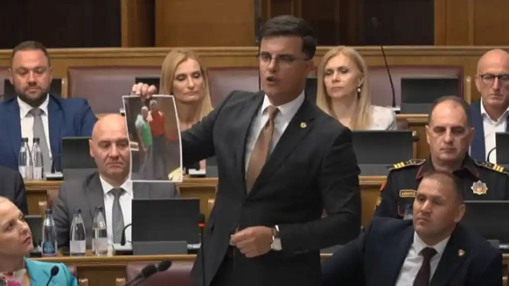 Šaranović: Abazović HTIO da preuzme šverc cigareta; Abazović: Bavite se falsifikatima