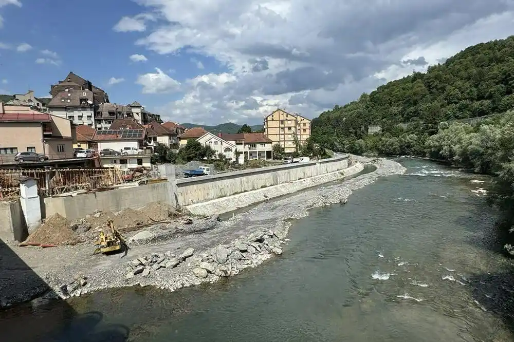 Šetalište uz obalu Lima u Bijelom Polju gotovo znatno prije roka