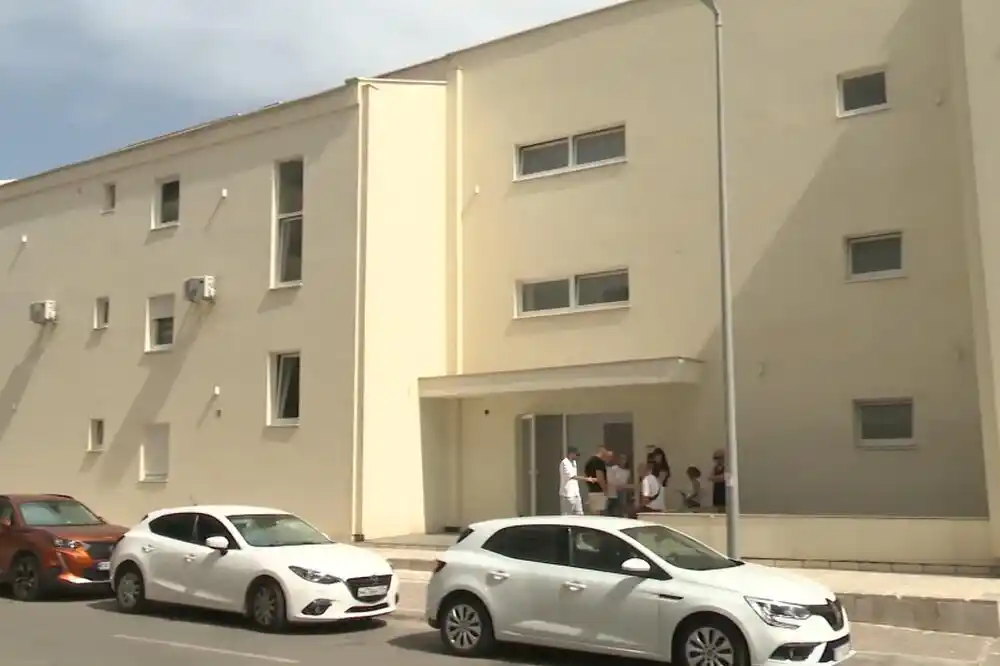 Stanari tri zgrade na Topliškom putu u Budvi već šesti dan bez struje i vode