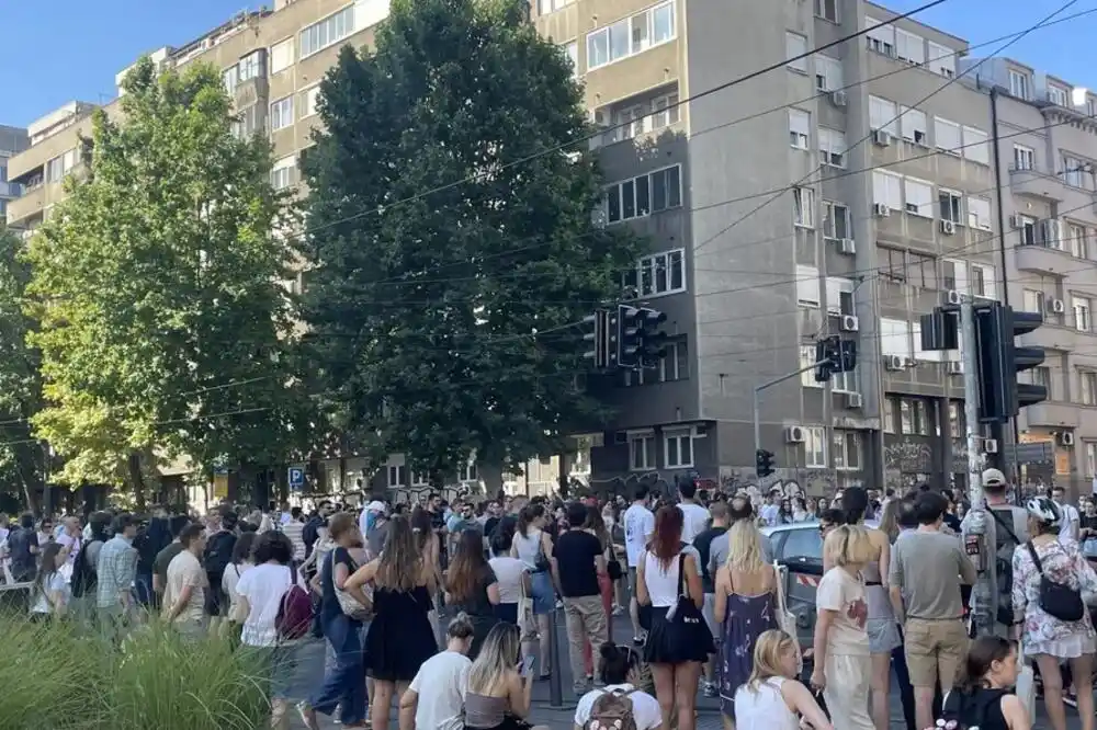 Studenti i građani započeli akcije „Totalna blokada Srbije“, zabilježena privođenja u Beogradu i Novom Sadu