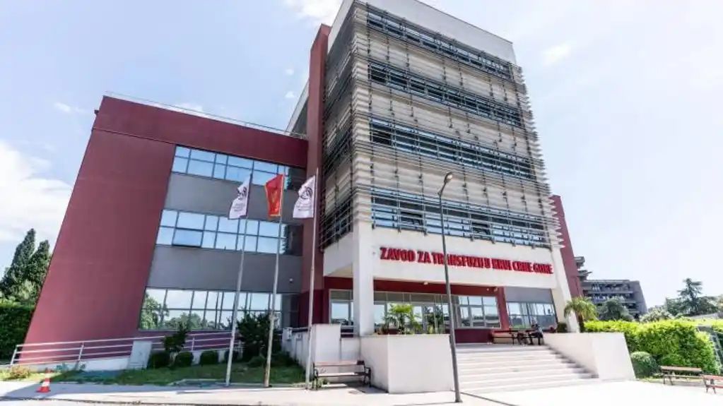 Svi koji u četvrtak dobrovoljno daju krv dobiće  DVIJE POVRATNE KARTE za vožnju žičarom Kotor-Lovćen