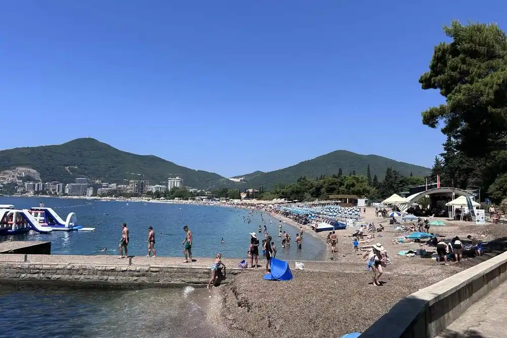 U špicu ljeta u Budvi manje gostiju
