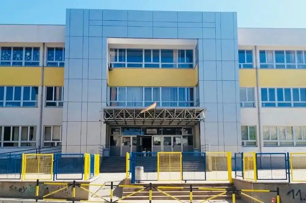 Učenika u Drugoj osnovnoj školi u Budvi duplo više nego stolica