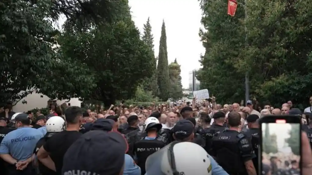 UP: Tokom jučerašnjeg protesta povrijeđeno OSAM GRAĐANA i ŠEST POLICAJACA