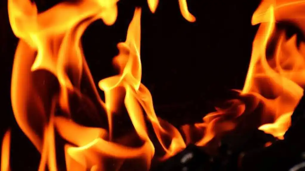 Veliki POŽAR u Njivicama; Ugrožene kuće, turiste iz hotela evakuišu brodovima