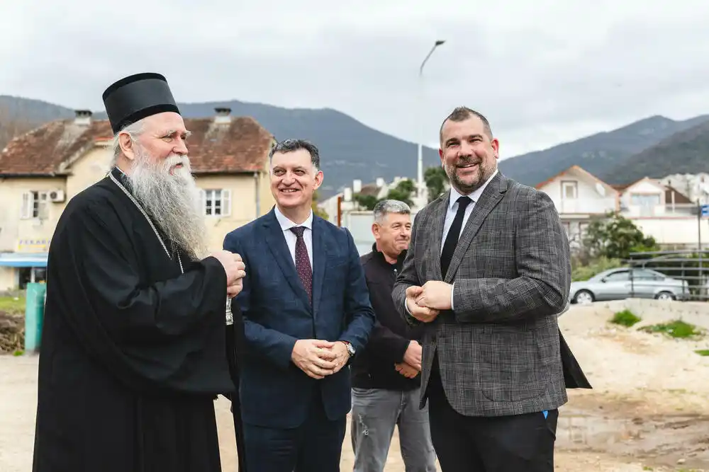 Vlada ustupila Opštini zemljište kod hotela „Tivat“ za projekte od javnog interesa