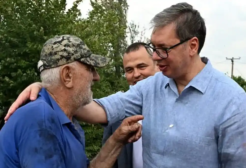 Vučić obišao najugroženija područja koja je poharala vatrena stihija: Vratiće se sve brže nego što mislite