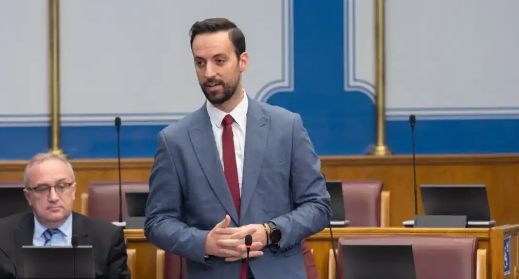 Zirojević Smailoviću: Pijetet prema žrtvama se pokazuje time što vam ne pada na pamet da na vlast dovodite one koji im se izruguju