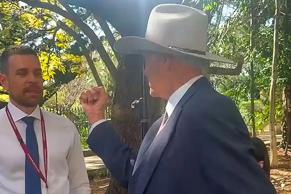 Australijski poslanik prijetio novinaru pesnicom: „Momke sam udarao u usta kad su to govorili“