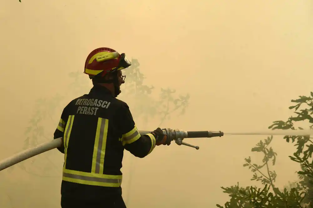 Borba sa vatrom na Smokovcu, gašenje otežava nepristupačan teren