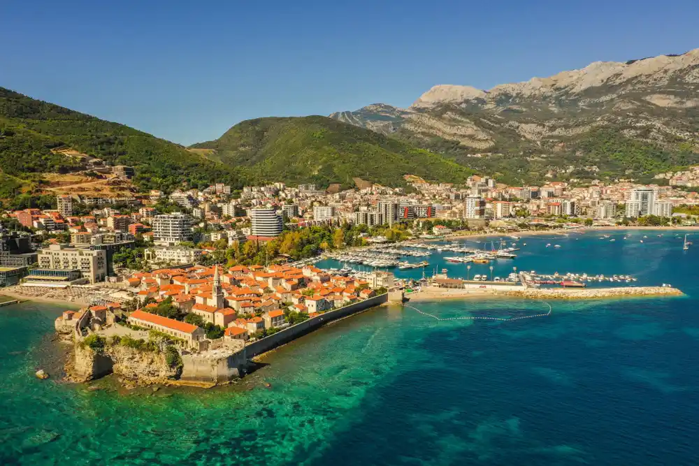 Budva: Uhapšen maloljetnik zbog neprimjerenog upravljanja gliserom, povrijeđena osoba