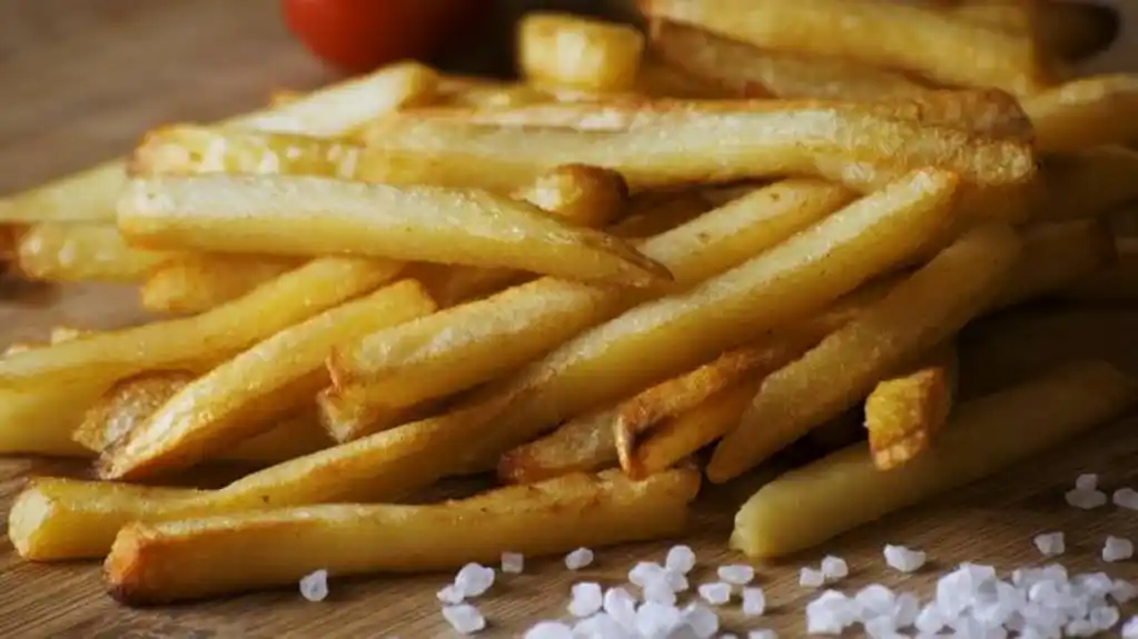 Često JEDETE POMFRIT? Stručnjaci  UPOZORAVAJU na ozbiljnu bolest koju možete dobiti