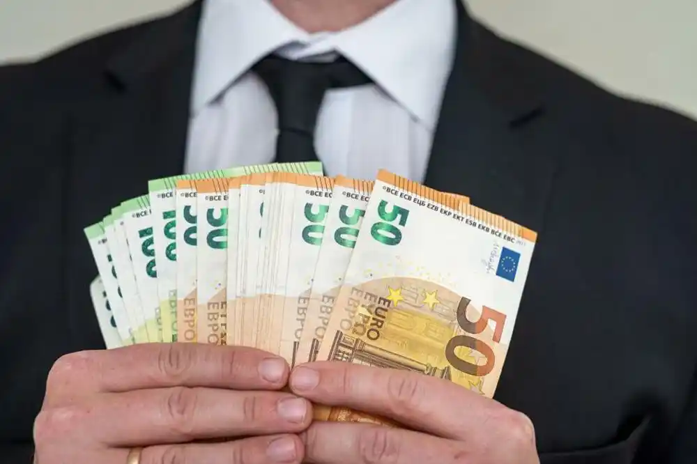 Direktorske plate u EPCG-u i CEDIS-u tajna: Lični dohoci čelnika u nekim državnim kompanijama „zaštićeni lični podaci“