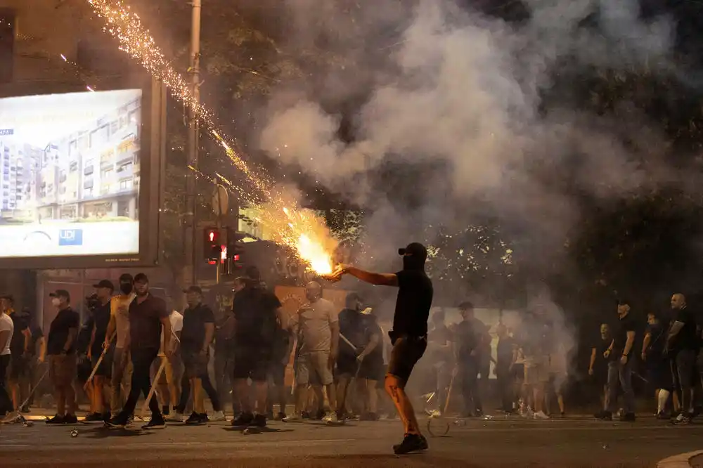 Frans pres: U Srbiji demonstracije prerasle u sukobe