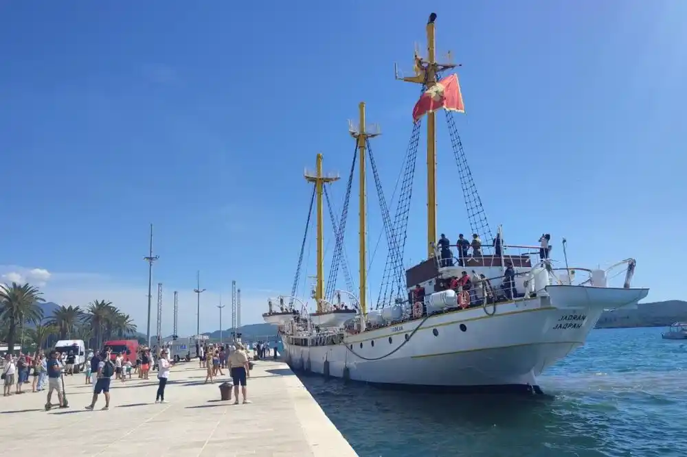 Hrvatska uputila protestnu notu Crnoj Gori zbog znački s likom školskog broda Jadran