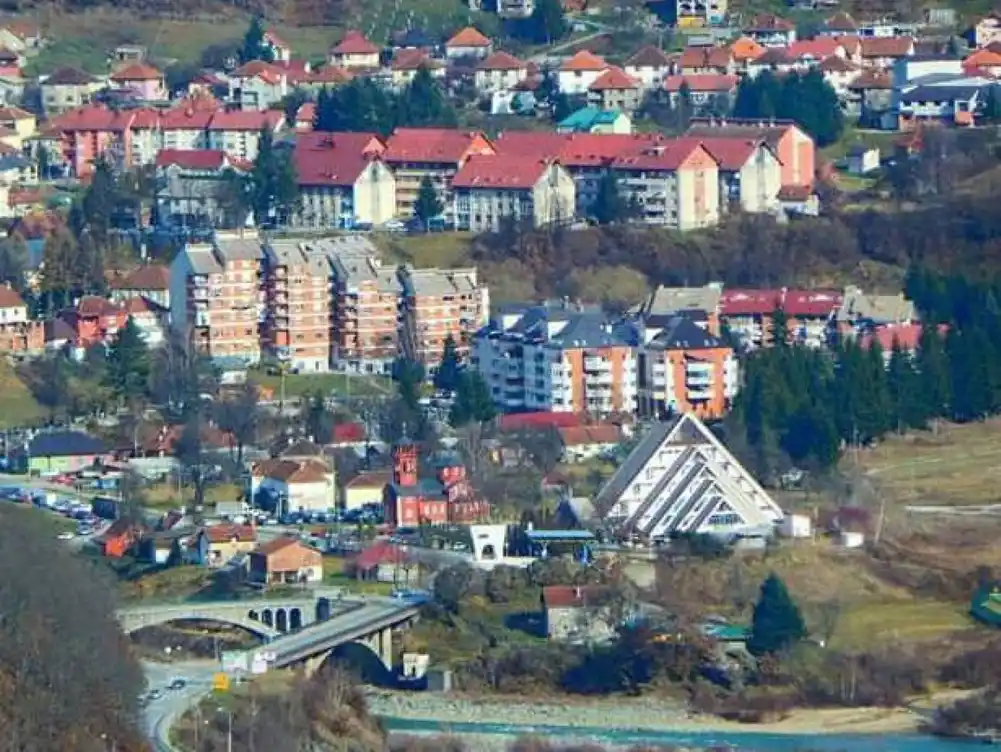 Incident u Mojkovcu: Na ženu pala tabla lima sa gradilišta na trgu