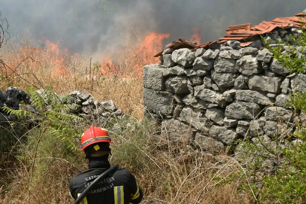 Italijanski kanader gasi požar u Kučima, helikopteri iz Mađarske, Srbije i BiH u Danilovgradu, Tuzima i Gornjim Mrkama