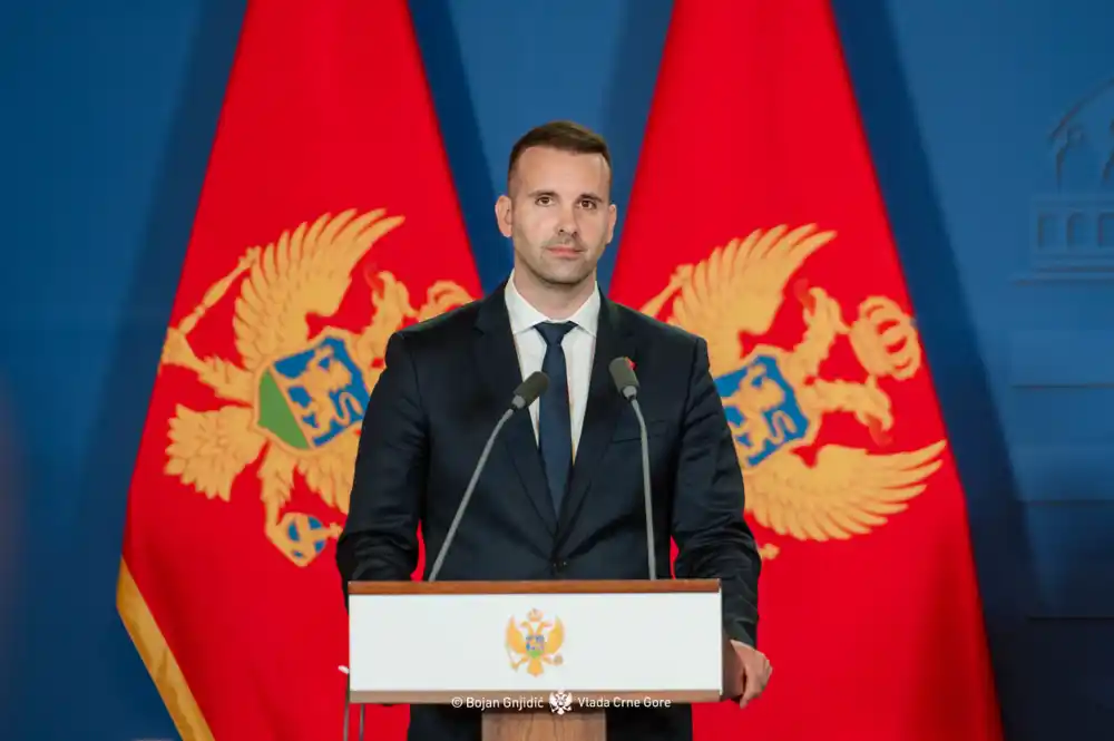 Malo se zaigrao: Spajić udario na Mitropolita i SPC!
