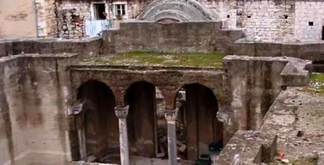 Mitropolit Nikodim služio liturgiju u ruševinama hrama Svetog Save u Splitu