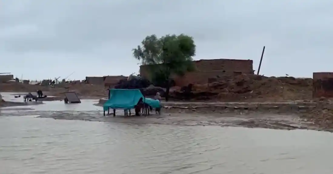 Najmanje 49 poginulih u bujičnim poplavama u Pakistanu