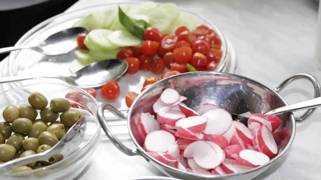 NAJUKUSNIJA  obrok salata od rotkvica – Zasitna je, a niskokalorična