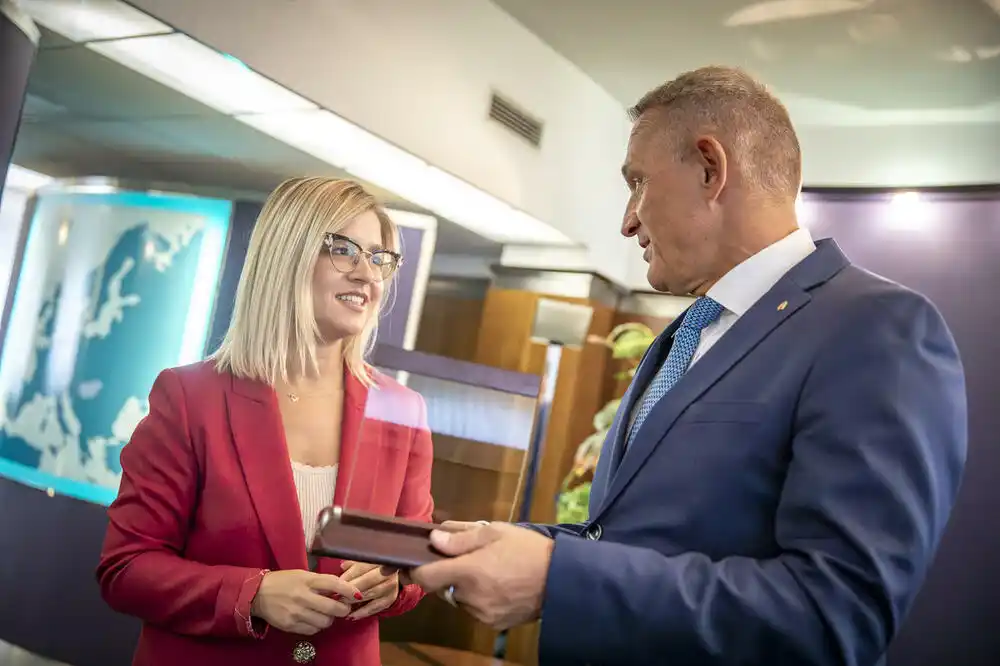 Nastaviti zajednički rad na unapređenju bilateralne odbrambene saradnje