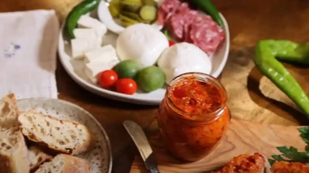 Neodoljiv DOMAĆI AJVAR: Recept koji postaje porodična tradicija