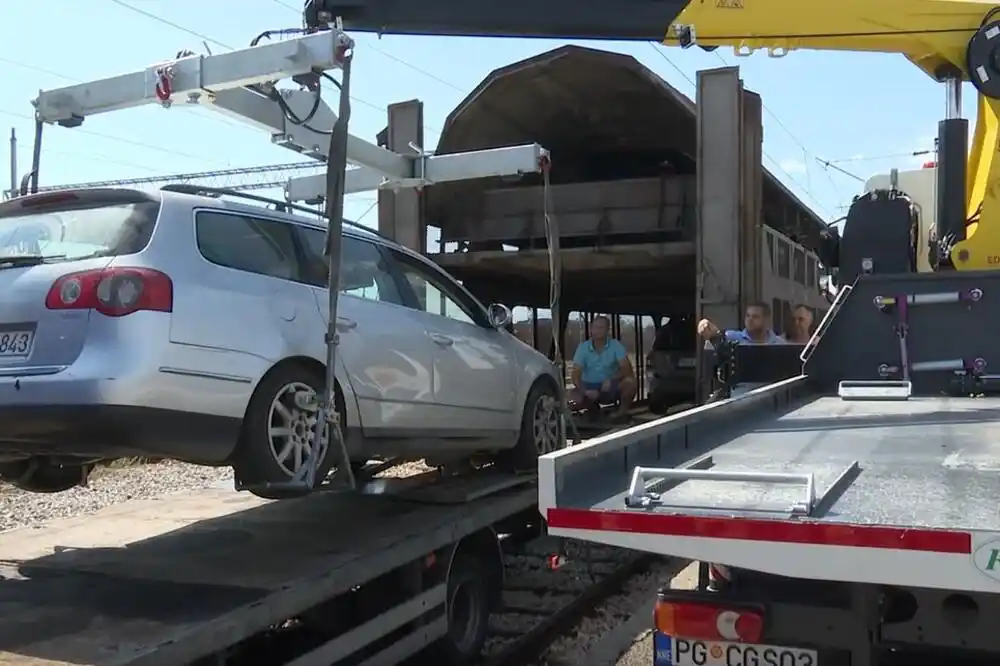 Neplanirano ljetovanje na asfaltu: Spavali na klupi jer nisu mogli do stvari koje su ostale u automobilu na vozu