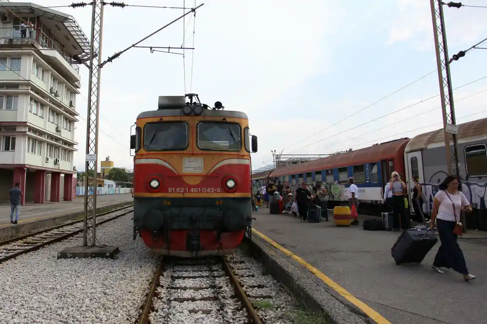 Obustava željezničkog prevoza: Putnici se prevoze autobusima, automobili na vagonima u Podgorici
