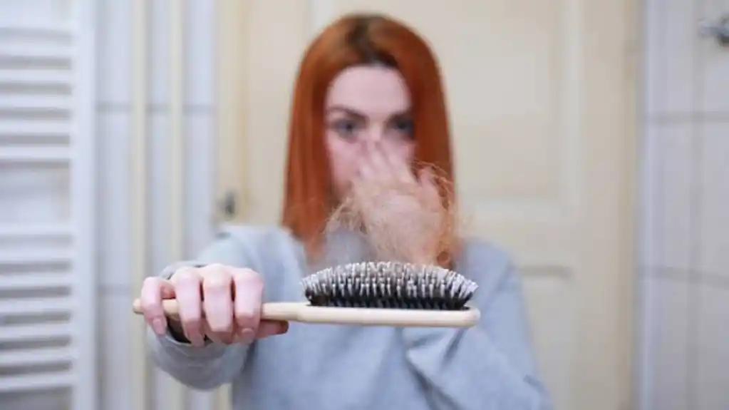PET načina kako da SMANJITE opadanje kose