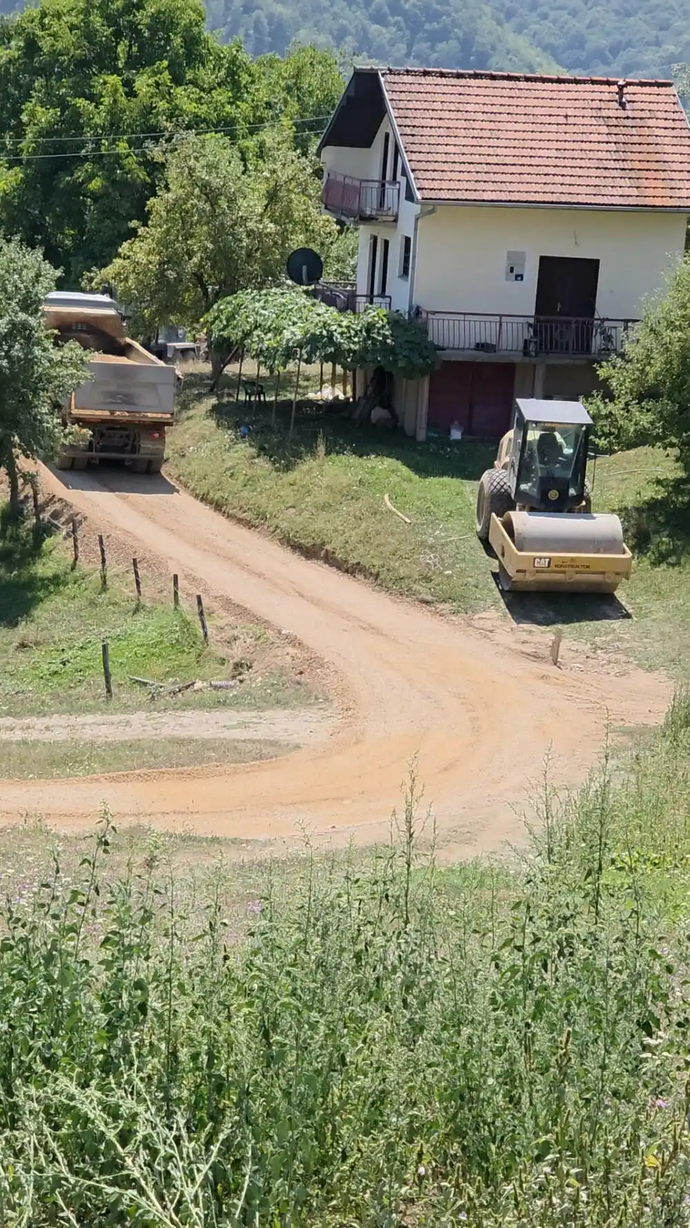 Počela sanacija seoskog puta u Bijelom Polju