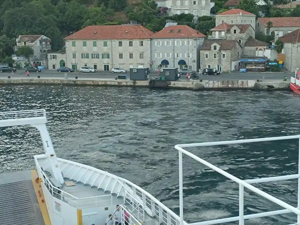 Policija saobraćajne gužve na primorju smanjuje ograničavajući rad trajekata u Boki