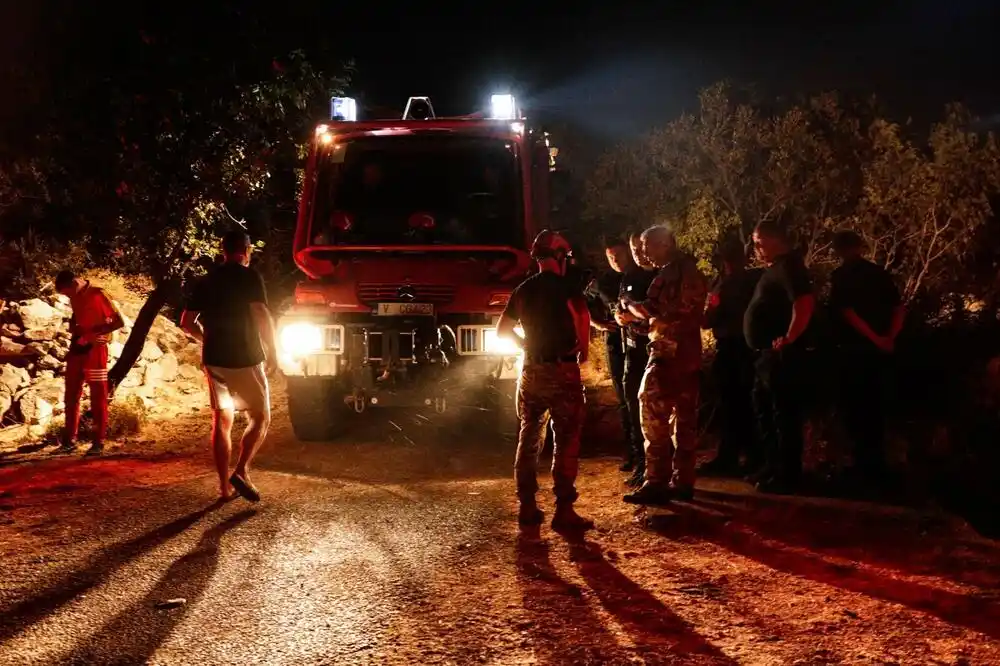 Preko 100 pripadnika Vojske angažovano na gašenju požara u Piperima