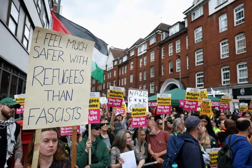 U Velikoj Britaniji sukobi demonstranata dva protesta – za i protiv imigracije