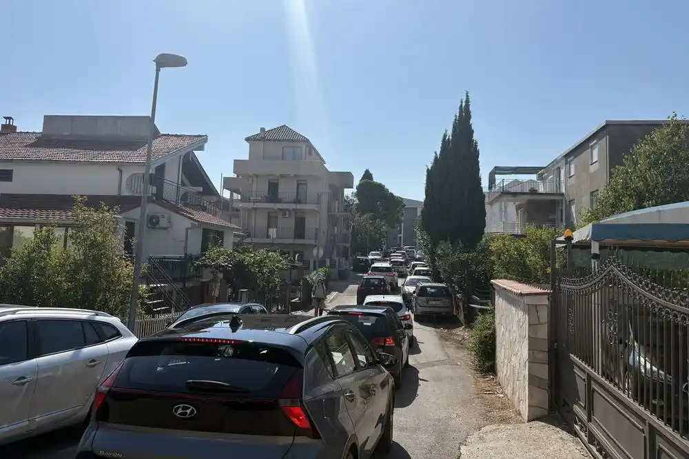 Ugrožena bezbjednost, traže zaštitu: Mještani Ulice Anta Đedovića u Šušanju svakodnevno trpe teror nesavjesnih vozača
