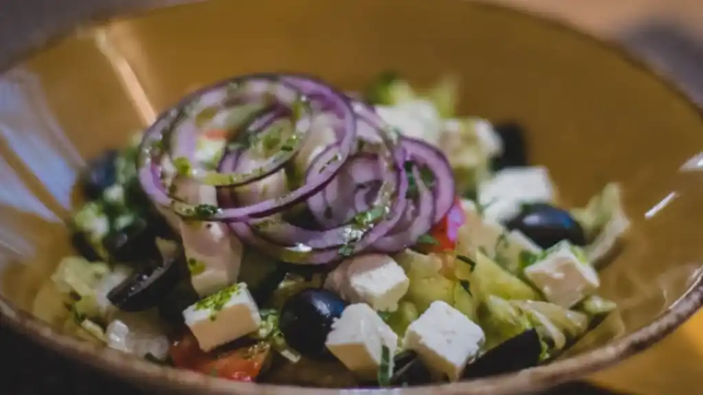 Ukusi Mediterana – Napravite GRČKU  salata sa PILETINOM i Fetom SIROMA