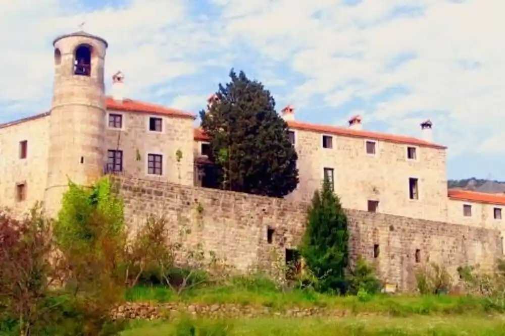 Uprava za zaštitu kulturnih dobara: Vrtić može da se gradi ispod manastirskog kompleksa Podostrog
