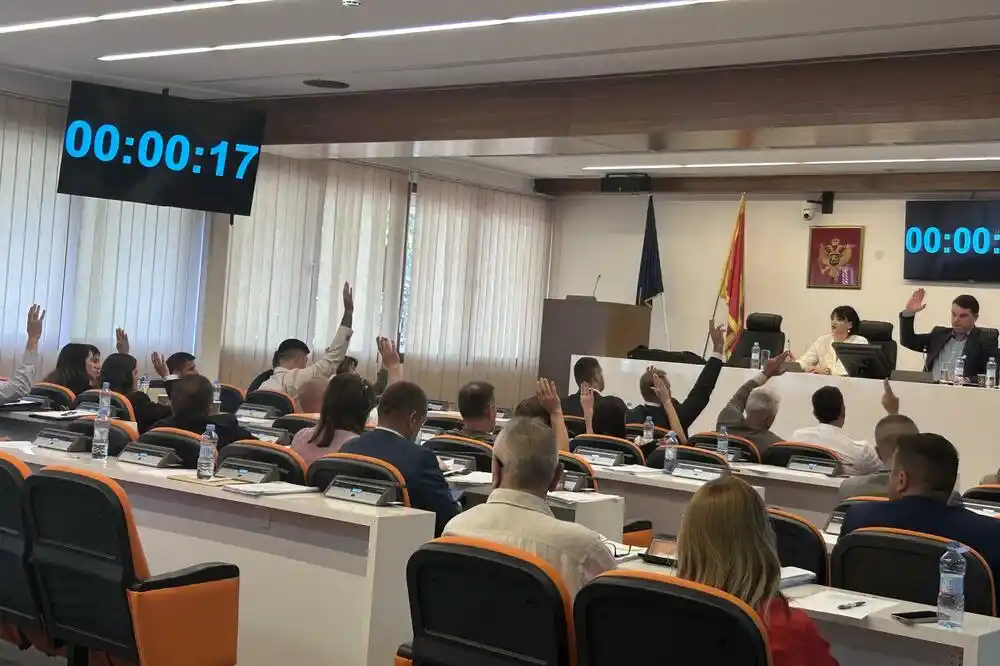 Vašarišta u Budvi neće biti, tende se uklanjaju ispred zidina Staroga grada