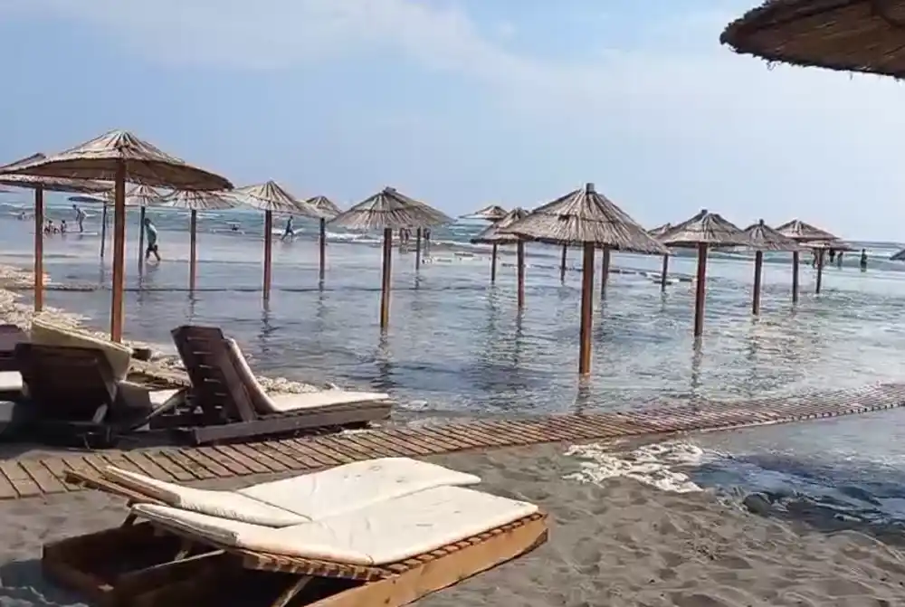 Velika površina obale na Velikoj plaži je poplavljena usljed talasa i strujanja vode