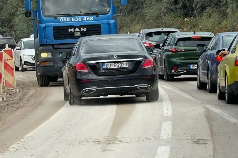 Vozilo JP Morsko dobro zamalo izazvalo udes na putu Jaz – Tivat