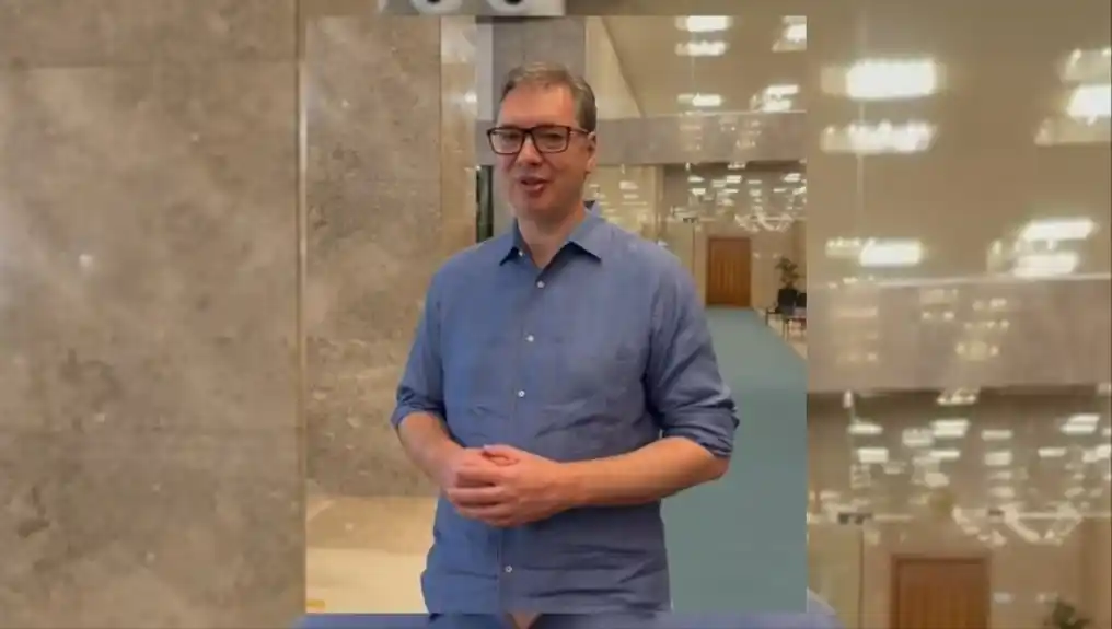 Vučić: Obnovićemo naše prostorije, sve ćemo uspjeti zajedno sa narodom!