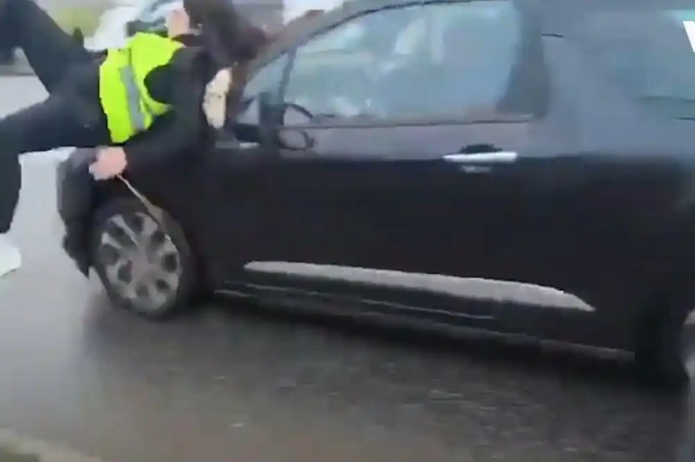 Vučić pomilovao devojku koja je automobilom udarila studentkinju na protestu u Beogradu