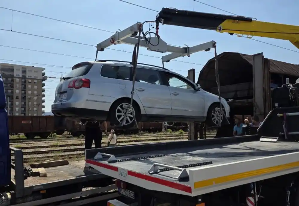 Završen istovar putničkih automobila na Željezničkoj stanici Podgorica