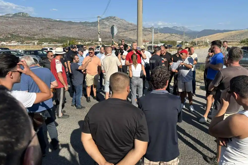 Blokirali dio ulice koja vodi do podgoričke Deponije, tvrde da se otpad nepravilno odlaže i mimo predviđenih granica
