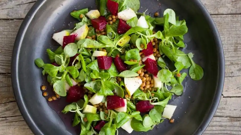 Kombinacija SLATKOG i SLANOG: Salata sa pečenim kruškama