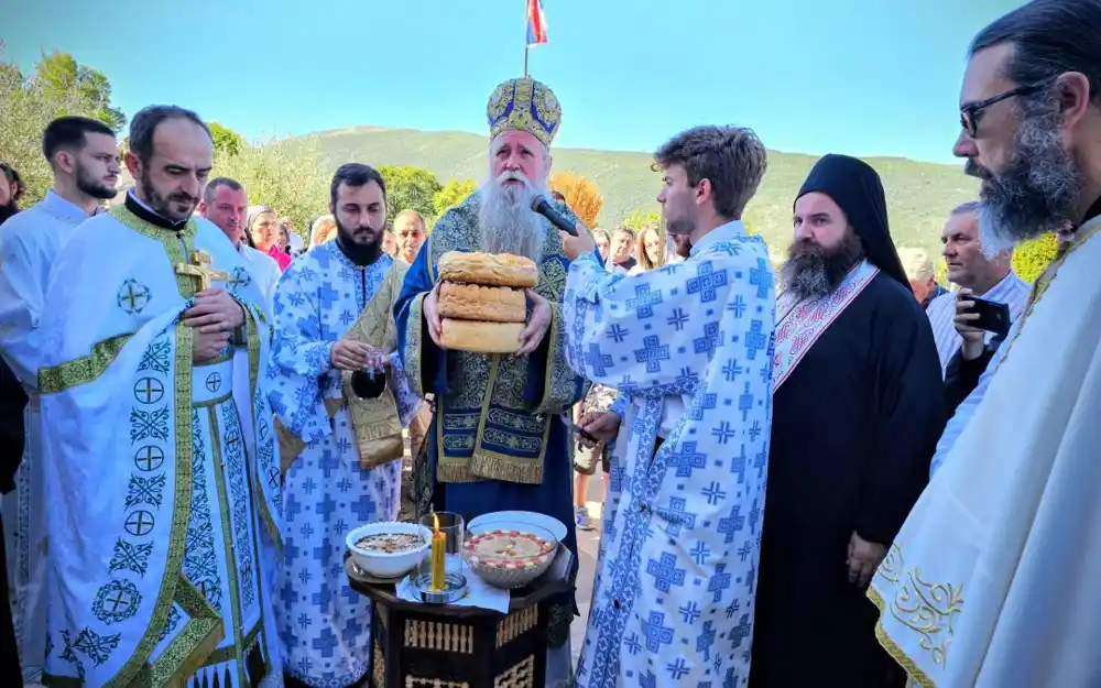 Manastir Podlastva proslavio slavu; Mitropolit Joanikije: Mi hrišćani se Presvetoj Bogorodici obraćamo kao svojoj najrođenijoj Majci