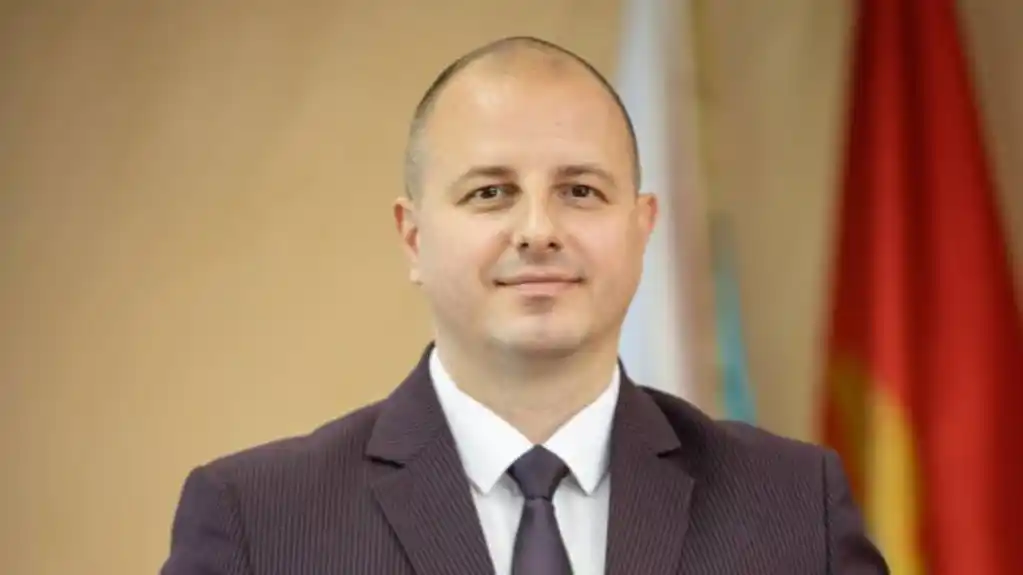 Milović: Turističke avanture ili državničke misije?