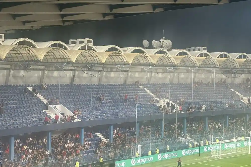 Navijači iz nepoznatog razloga napustili sjevernu tribinu